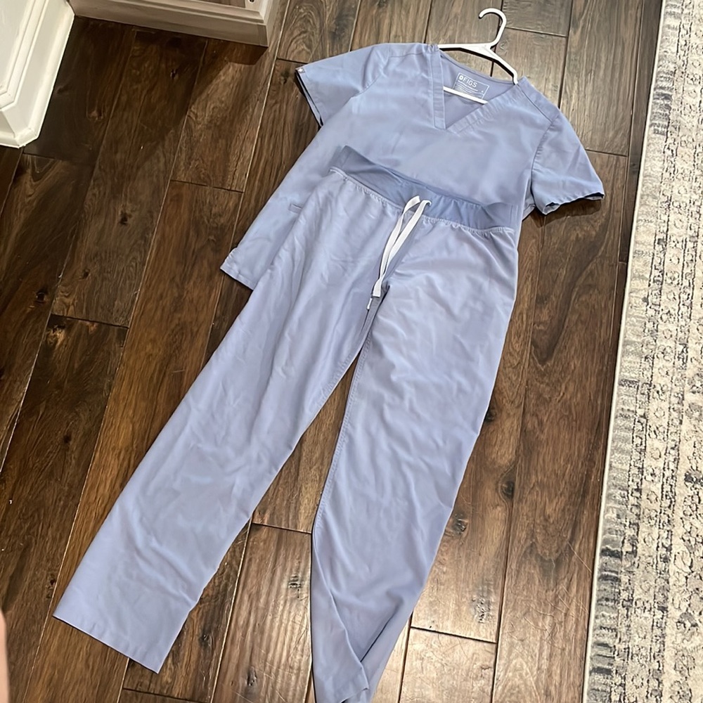 Top/bottom set. Perfect condition women’s size small Figs scrub set